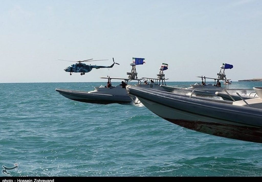 Tàu chở dầu bị tấn công khi đi qua Eo biển Hormuz