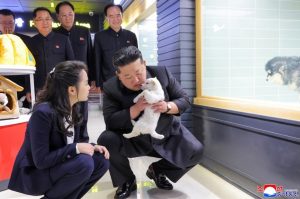 Ông Kim Jong Un cùng con gái thăm cửa hàng thú cưng