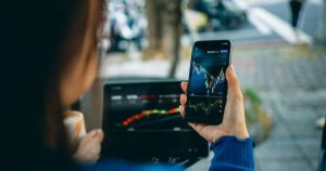 Số tài khoản chứng khoán tăng vọt khi VN-Index lao dốc, ghi nhận cao nhất 44 tháng qua