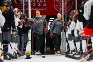 Thủ tướng Canada và Tổng thống Phần Lan cùng chơi khúc côn cầu