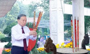 Tổng Bí thư Chủ tịch nước Tô Lâm dâng hương tại Nghĩa trang Liệt sĩ Tân Biên