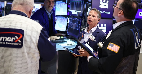 S&amp;P 500, Nasdaq Composite nhích nhẹ nhờ kỳ vọng thỏa thuận hòa bình trước giờ chót