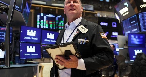 S&amp;P 500 lần đầu vượt 7.100 điểm, Nasdaq Composite ghi nhận chuỗi tăng dài nhất trong 34 năm