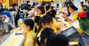 Người dân vẫn tranh thủ đi mua vàng trong kỳ nghỉ lễ