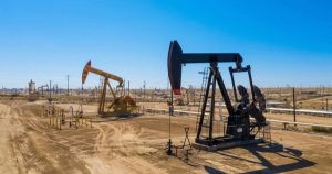 Giá dầu WTI tăng vọt gần 11%, vượt dầu Brent