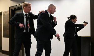 Tổng thống Trump phải sơ tán do nổ súng tại tiệc chiêu đãi