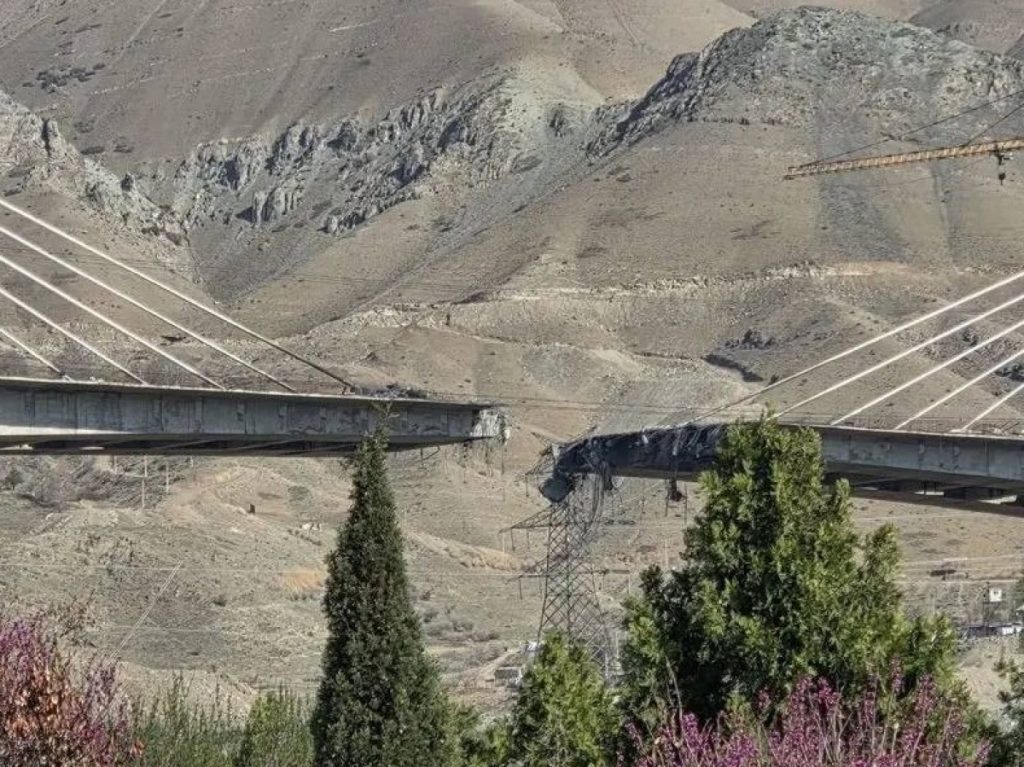 Tổng thống Mỹ đăng video phá hủy cây cầu lớn nhất Iran