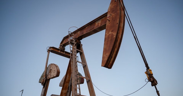 Giá dầu WTI tăng vọt 4% gần chạm đỉnh 4 năm do căng thẳng Trung Đông leo thang