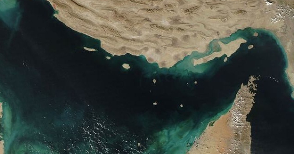 Iran bất ngờ tái phong tỏa eo biển Hormuz, thách thức tối hậu thư của Mỹ