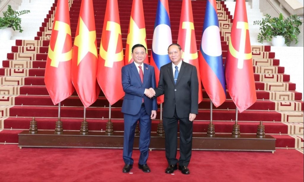 Lễ đón chính thức Thường trực Ban Bí thư Trần Cẩm Tú tại Lào