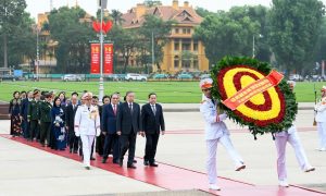 Lãnh đạo Đảng Nhà nước vào Lăng viếng Chủ tịch Hồ Chí Minh nhân dịp 30 4