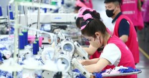 Đề xuất giảm tuổi hưu ngành sản xuất, tăng lương tối thiểu vùng