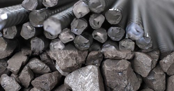 Giá quặng sắt chạm đỉnh một tháng