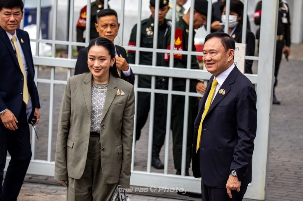 Hai con gái thăm cựu Thủ tướng Thái Lan Thaksin trước ngày ra tù