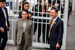 Hai con gái thăm cựu Thủ tướng Thái Lan Thaksin trước ngày ra tù