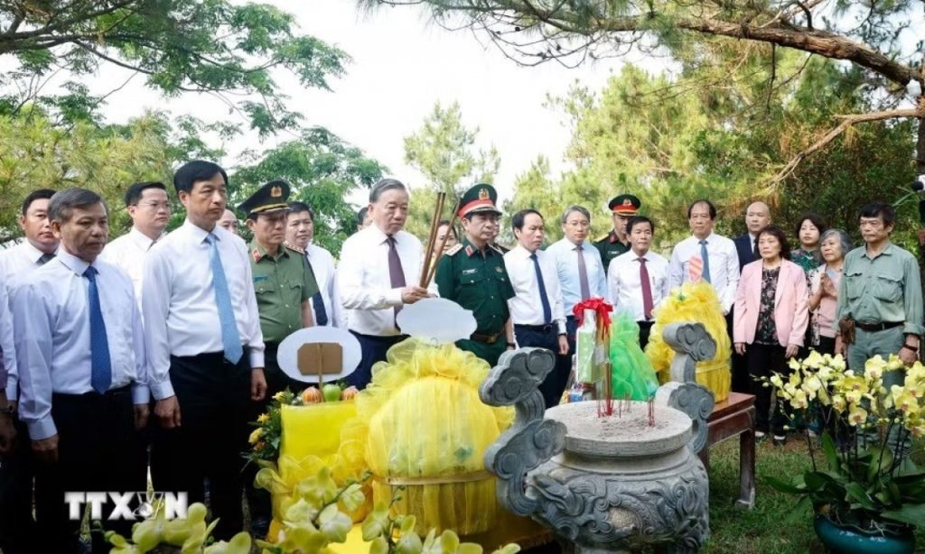 Tổng Bí thư Chủ tịch nước dâng hương tưởng niệm Đại tướng Võ Nguyên Giáp