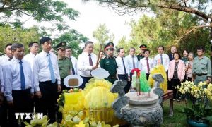 Tổng Bí thư Chủ tịch nước dâng hương tưởng niệm Đại tướng Võ Nguyên Giáp