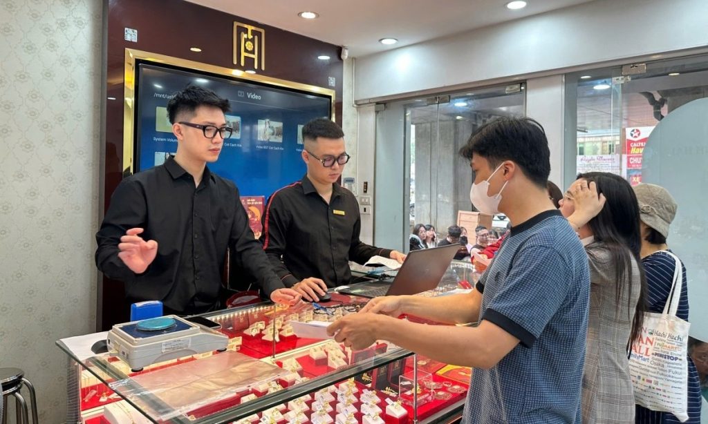 Giá vàng trong nước tiếp tục giảm mạnh