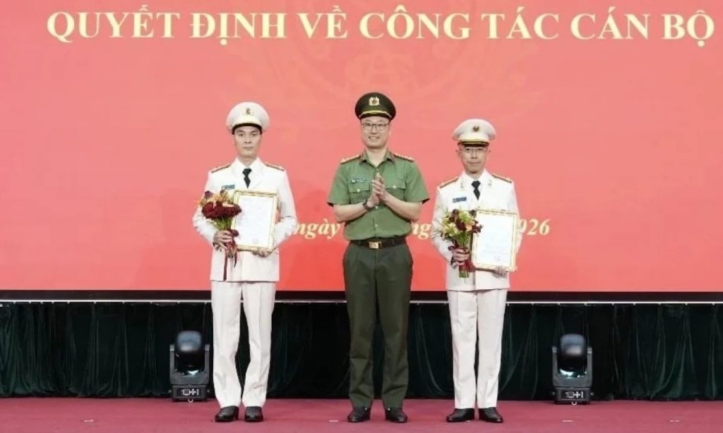 Chủ tịch và Tổng giám đốc FPT Telecom được phong hàm thượng tá缩略图 Chủ tịch và Tổng giám đốc FPT Telecom được phong hàm thượng tá
