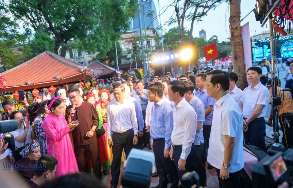 Rộn ràng chuỗi hoạt động tại dải vườn hoa trung tâm và nhà hát Hải Phòng