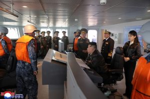 Ông Kim Jong Un cùng con gái thăm tàu chiến mới của Triều Tiên