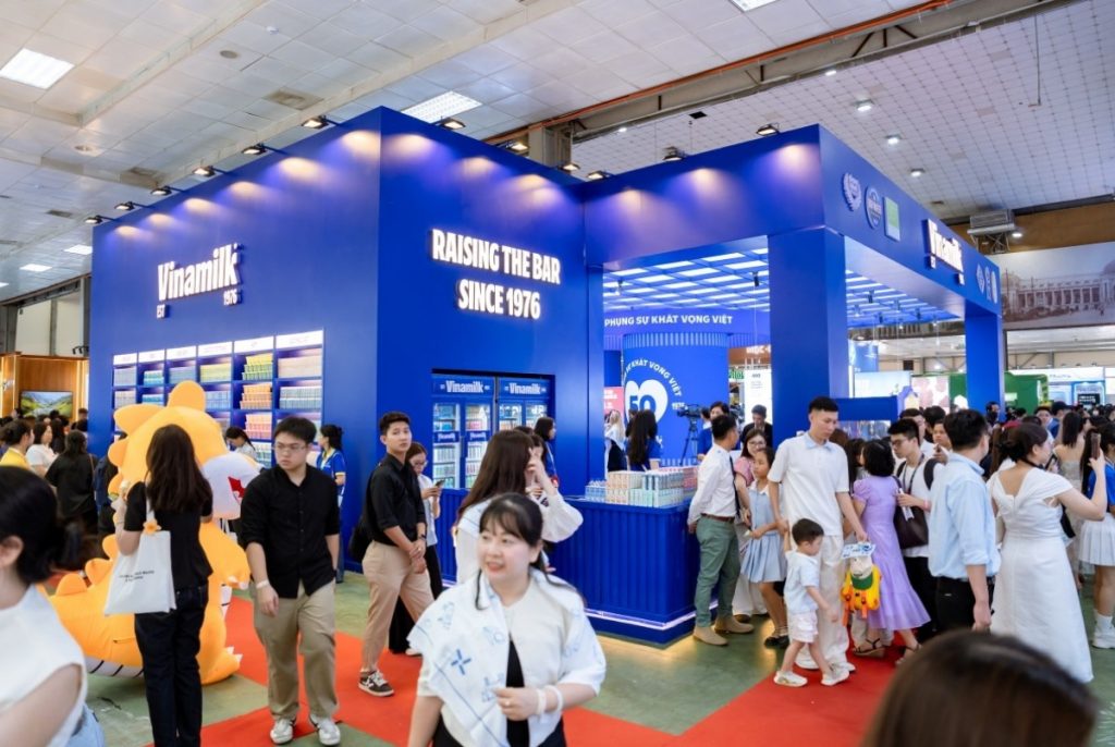 Gian hàng Vinamilk thu hút đông đảo khách tham quan tại triển lãm sữa 2026缩略图 Gian hàng Vinamilk thu hút đông đảo khách tham quan tại triển lãm sữa 2026