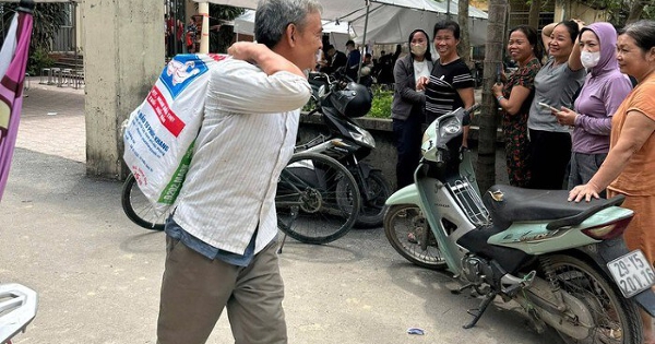 Người dân Thanh Oai đem bao tải đi nhận tiền đền bù đất dự án Olympic