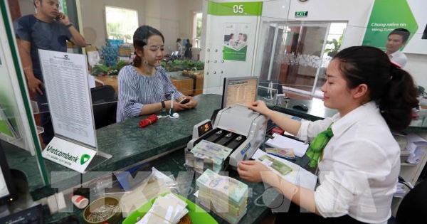 Lãi suất hạ nhiệt, ngân hàng vẫn tung sản phẩm mới hút dòng tiền