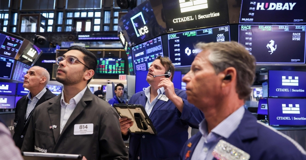 S&amp;P 500 vượt 7.300 điểm khi Mỹ và Iran tiến gần đến thỏa thuận hòa bình