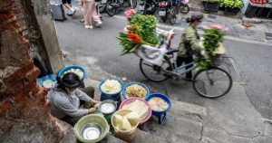 Tiểu thương co kéo từng cm khi dẹp vỉa hè