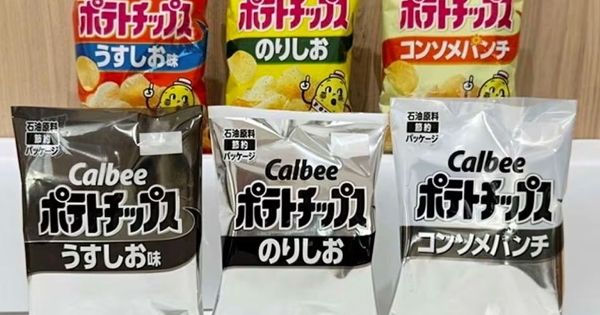 Muôn vẻ đối phó khủng hoảng Trung Đông: Hãng Calbee Nhật Bản chuyển bao bì thành đen trắng để chống lại 'lạm phát mực in'