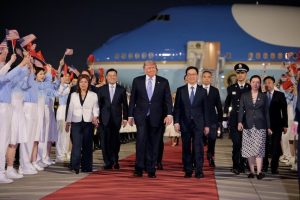Ông Trump tới Bắc Kinh bắt đầu chuyến thăm Trung Quốc