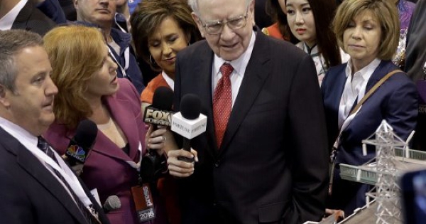 Đại hội cổ đông 2026 Berkshire Hathaway: Warren Buffett cảnh báo tâm lý 'đánh bạc' của thị trường