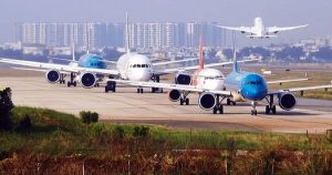 Giá vé máy bay leo thang vì xung đột: Nên mua sớm hay chờ đợi?