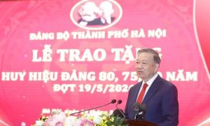 Tổng Bí thư Chủ tịch nước trao Huy hiệu Đảng cho các đảng viên lão thành