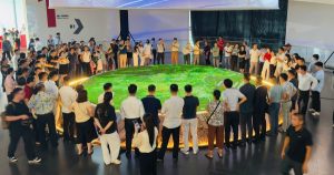 [Photostory] Người Hà Nội đổ xô đi ngắm sa bàn quy hoạch Hà Nội tầm nhìn 100 năm