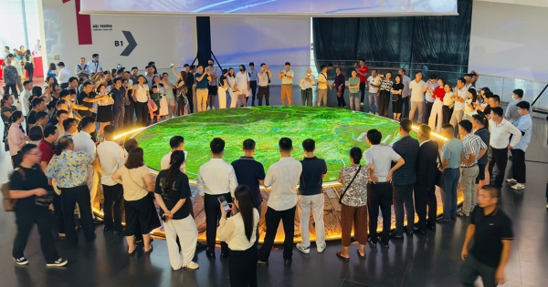 [Photostory] Người Hà Nội đổ xô đi ngắm sa bàn quy hoạch Hà Nội tầm nhìn 100 năm