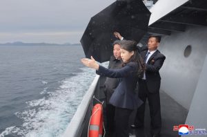 Ông Kim Jong Un cùng con gái thị sát tàu chiến mới