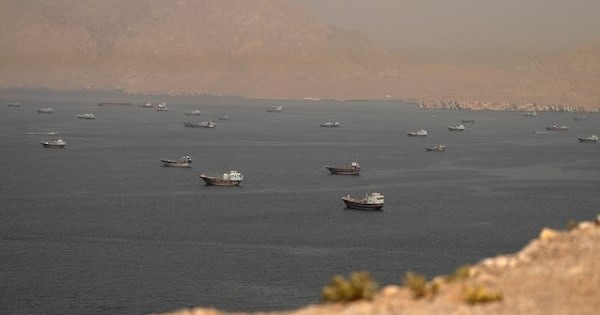 Mỹ - Iran thiết lập các đường dây liên lạc đảm bảo eo biển Hormuz luôn thông suốt