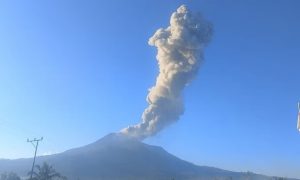 Núi lửa ở Indonesia phun trào sân bay phải đóng cửa