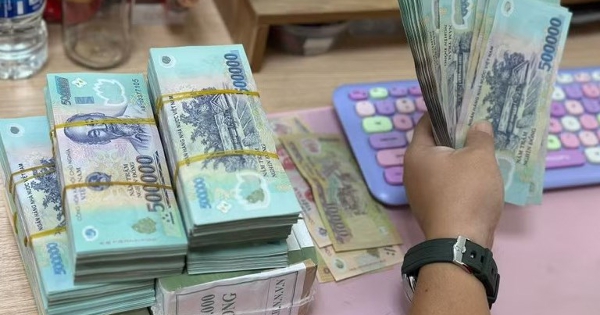 Tiền nhàn rỗi đổ vào ngân hàng, tiền gửi dân cư tăng kỷ lục