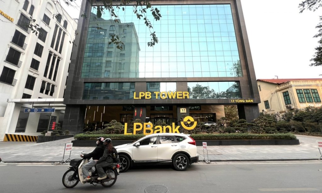 Một người tên Phạm Nhật Vượng mua vào gần 5 vốn điều lệ LPBank