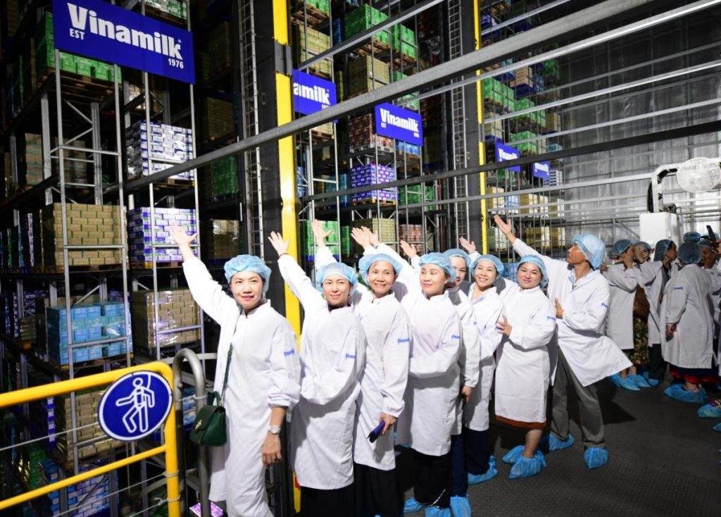 Vinamilk đón thế hệ đồng niên tham quan nhà máy缩略图 Vinamilk đón thế hệ đồng niên tham quan nhà máy