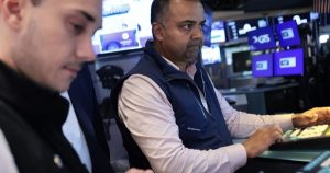 Chứng khoán Mỹ bị bán tháo: Nasdaq Composite mất 4%, Dow Jones giảm gần 700 điểm