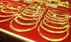 Giá vàng giữ đà ổn định vẫn thấp hơn đầu tuần