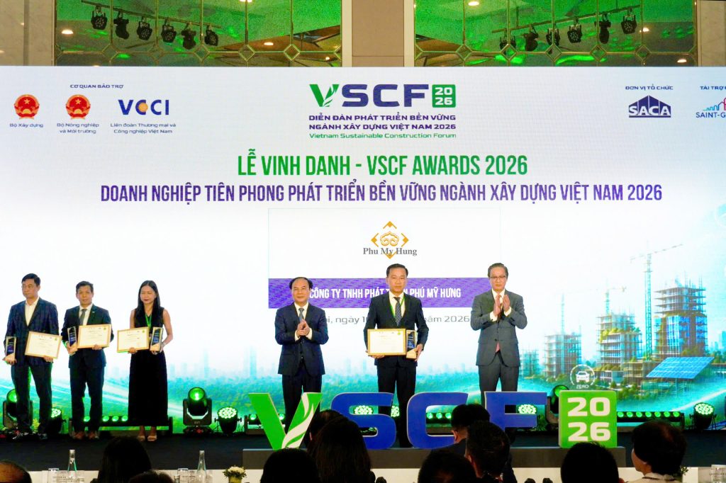 Đại diện công ty Phú Mỹ Hưng nhận giải thưởng