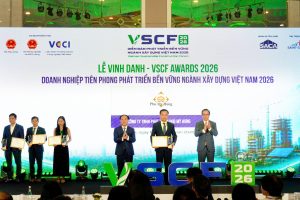 Đại diện công ty Phú Mỹ Hưng nhận giải thưởng