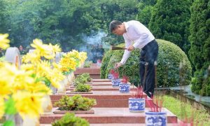 Thủ tướng tưởng niệm các Anh hùng liệt sĩ tại Điện Biên Phủ