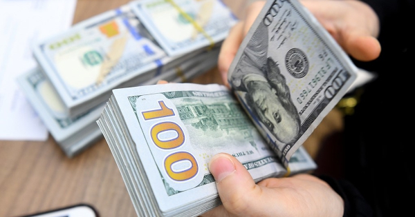 Giá USD tự do lao dốc