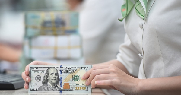 Giá USD tăng vọt